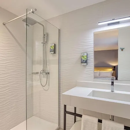 Sure By Western Les Portes De Montauban Hotel