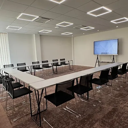 Sure By Western Les Portes De Montauban Campsas