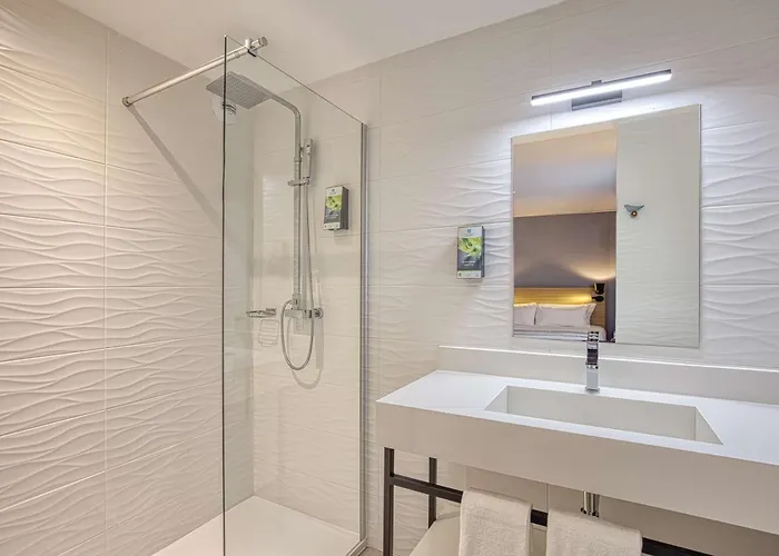 Sure By Western Les Portes De Montauban Hotel